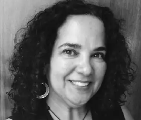 Headshot of Victoria Robins