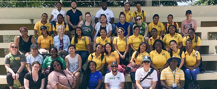 Group photo of students in Dominican Republic